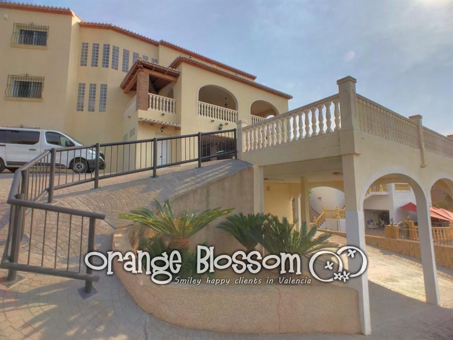 Villa for sale in Ador